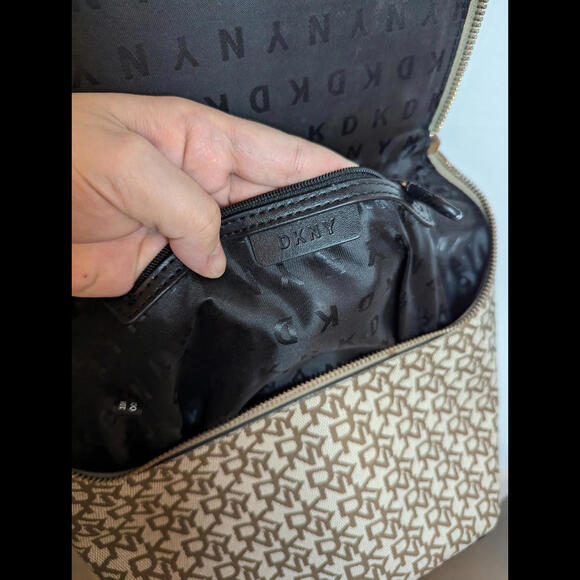 DKNY Bradee Signature Backpack Bag Flap Closure Logo Pattern Beige Original - Picture 8 of 12